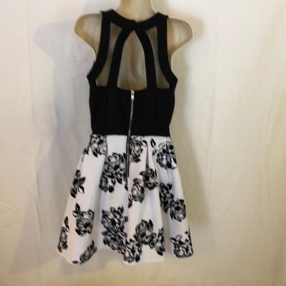 Black and white sleeveless dress with Roses👗🌹 - Picture 2 of 8